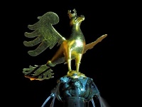 Der vergoldete Adler auf dem historischen Marktbrunnen in der Kaiserstadt Goslar strahlt bei Wind und Wetter im Scheinwerferlicht